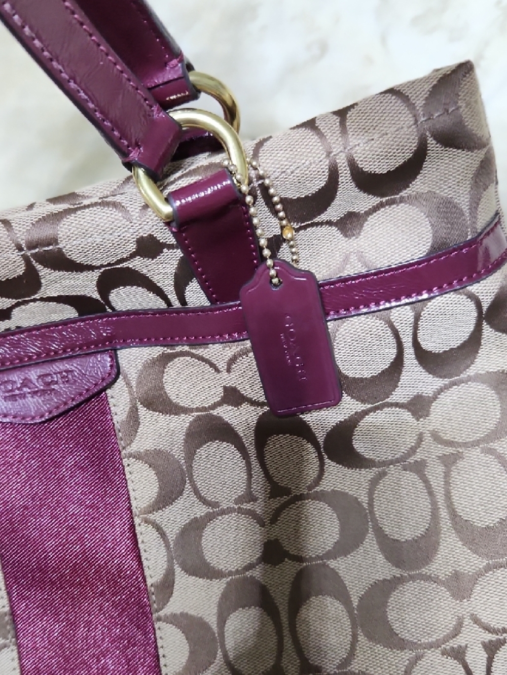 Coach Signature VINTAGE Tote with Burgundy Trim and Beige Jacquard - Picture 3 of 16